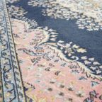Mooi Vloerkleed Met Voornamelijk Roze En Donkerblauw Met Prachtig Patroon 240x170cm thumbnail 6