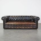 Zeer Luxe, Antieke Rundleren 3 Zits Chesterfield Bank Met Een Uniek Karakter En Een Uitmuntend Pa thumbnail 2
