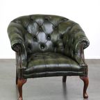 Donkergroene In Goede Staat Verkerende Rundleren Engelse Chesterfield Fauteuil thumbnail 2