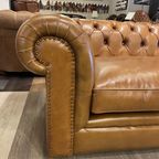 Stoere Industriële Chesterfield Rossendale Xl Chesterfield 3,5 Zits Bank In Cognac / Camel Leder thumbnail 2