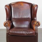 Klassieke, Luxe En Comfortabele Donkere Engelse Stijl Schapenleren Oorfauteuil Met Veel Karakter thumbnail 3