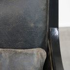 Unieke En Karaktervolle, Strakke Zwarte Art Deco Design Rundleren En Houten Armchair thumbnail 10