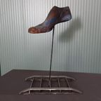 Antieke Houten Schoenleest Op Steampunk Standaard thumbnail 4