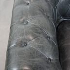 Tijdloze En Klassieke Ruime Zwarte Chesterfield Fauteuil Van Karaktervol Generfd Rundleer thumbnail 8