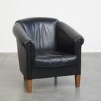 Geweldige Zwarte Rundleren Clubfauteuil In Engelse Stijl Met Een Tijdloos Design thumbnail 7