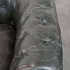 Tijdloze En Klassieke Set Ruime Zwarte Chesterfield Fauteuils Van Karaktervol Generfd Rundleer thumbnail 10