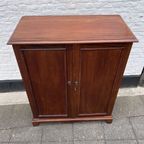 Engels Mahonie Tweedeurs Kastje Met 5 Vaste Plankjes, 81 Cm Breed, 97 Cm Hoog thumbnail 2
