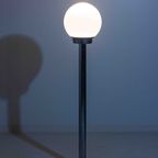Modernistische Mid-century Chrome Vloerlamp Met Opaline Glazen Bol, Italië 1970s thumbnail 7