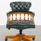 Groene Klassieke En Tijdloze Chesterfield Bureaustoel Gemaakt Van Rundleer Op Wieltjes thumbnail 3