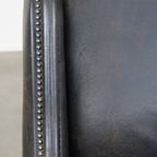 Stoere, Karaktervolle Zwarte Rundleren Fauteuil In Industriële Stijl Met Een Hoge Rug thumbnail 5