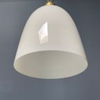 Hoge Opaline Glazen Hanglamp Met Messing Armatuur thumbnail 17