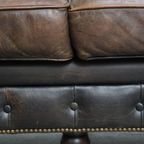 Luxe En Charmante Rundleren 3-zits Chesterfield Bank Op Wieltjes Met Een Onweerstaanbaar Karakter thumbnail 12