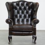 Mooie Donkerbruine Vintage Rundleren Chesterfield Oorfauteuil Met Een Mooi Patina thumbnail 3