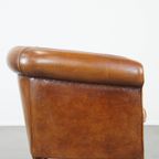 Cognac-Kleurige, Karaktervolle Vintage Schapenleren Clubfauteuil Met Een Kleurrijk Stoffen Kussen thumbnail 4