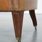 Antieke, Karakteristieke Schapenleren Chesterfield Clubfauteuil Op Wieltjes thumbnail 12