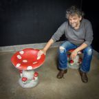 Betonnen Paddenstoelen Stoelen Geschilderd – Rood Met Witte Stippen thumbnail 3