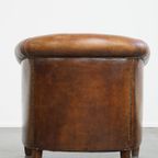 Karaktervolle Vintage Clubfauteuil Van Schapenleer Met Een Afwerking Met Siernagels thumbnail 5