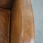 Cognac-Kleurige Rundleren Armchair Met Een Strak Design En Comfortabele Zit thumbnail 9