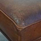 Hocker Gemaakt Van Schapenleer Met Een Houten Frame En Een Afwerking Met Siernagels thumbnail 10