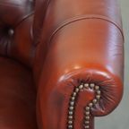 Statige Rundleren Engelse Chesterfield Clubfauteuil In Een Sprekende Rode Kleur thumbnail 12