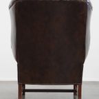 Donkerbruine, Sierlijke Rundleren Chesterfield Oorfauteuil In Een Klassieke Engelse Stijl thumbnail 6