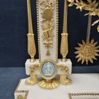 Een Mooie Vroege Witmarmeren Portaaltafelklok Met Vuurvergulde Ornamenten. thumbnail 13