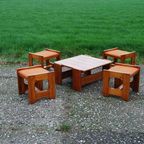 Vintage Houten Krukjes Met Oranje Bekleding Met Tafel thumbnail 2