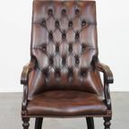 Luxe, Donkere Engelse Rundleren En Houten Chesterfield Fauteuil Met Een Hoge Rug thumbnail 3