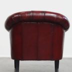 Set Van Een Rode Rundleren Chesterfield Clubfauteuil En Een Bijpassende Bijzet/ Salontafel thumbnail 4