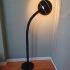 Grote 70's Zwarte Leeslamp / Staande Lamp Met Opengewerkte Kap. thumbnail 10