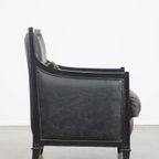 Unieke En Karaktervolle, Strakke Zwarte Art Deco Design Rundleren En Houten Armchair thumbnail 4