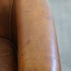 Karaktervolle Vintage Clubfauteuil Van Schapenleer Met Een Afwerking Met Siernagels thumbnail 11