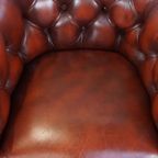 Zeer Luxe Rundleren Rode Chesterfield Clubfauteuil Met Een Sprekend Karakter thumbnail 7