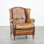 Stoere Cognac-Kleurige Schapenleren Oorfauteuil Met Een Comfortabele Zit En Afgewerkt Met Zwarte thumbnail 2