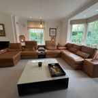 Design Sofa Van Het Belgische Merk Indera Model Luv In Cognac Leder Met Ingebouwd Relaxmechanisme thumbnail 2