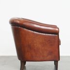Mooie Tijdloze Schapenleren Clubfauteuil In Een Warme Diepe Kleur En Afgewerkt Met Zwarte Biezen thumbnail 3