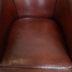 Mooie Tijdloze Schapenleren Clubfauteuil In Een Warme Diepe Kleur En Afgewerkt Met Zwarte Biezen thumbnail 6
