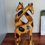 Houten Giraffes In Lieve Pose thumbnail 4