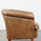 Charmante En Comfortabele Rundleren Clubfauteuil In Een Mooie Lichte Cognac Kleur thumbnail 4