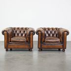 Set Van 2 In Goede Staat Verkerende En Luxe Klassieke Rundleren Engelse Chesterfield Fauteuils thumbnail 2