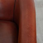 Mooie Tijdloze Schapenleren Clubfauteuil In Een Warme Diepe Kleur En Afgewerkt Met Zwarte Biezen thumbnail 8
