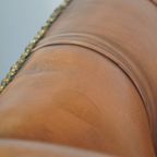 Klassieke En Licht Cognac-Kleurige Rundleren Engelse Chesterfield Oorfauteuil thumbnail 13