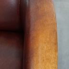 Charmante Rundleren Clubfauteuil In Engelse Stijl Met Een Vast Zitkussen En Een Prachtig Patina thumbnail 8
