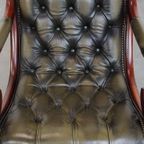 Tijdloze En Klassieke Groene Engelse Stijl Rundleren Chesterfield Fauteuil Met Hout thumbnail 6