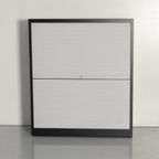 Kinnarps Roldeurkast, Zwart, 138,5 X 120 Cm, Incl, 2 Legborden, Verticale Deuren thumbnail 2