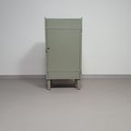 Prachtig Werkplaatskastje. Grijs Metaal Lockertje. Industrial Small Sideboard thumbnail 5