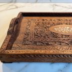 Dienblad Uit India, Houtsnijwerk thumbnail 5