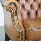 Klassieke En Licht Cognac-Kleurige Rundleren Engelse Chesterfield Oorfauteuil thumbnail 11