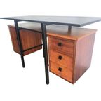 Vintage Houten Bureau Met Zwevend Blad En Zwart Frame thumbnail 6