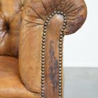 Antieke, Karakteristieke Schapenleren Chesterfield Clubfauteuil Op Wieltjes thumbnail 10